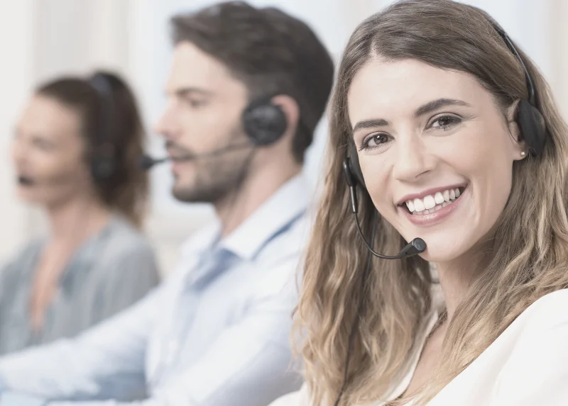 Smilende dame som vet fakta om crm