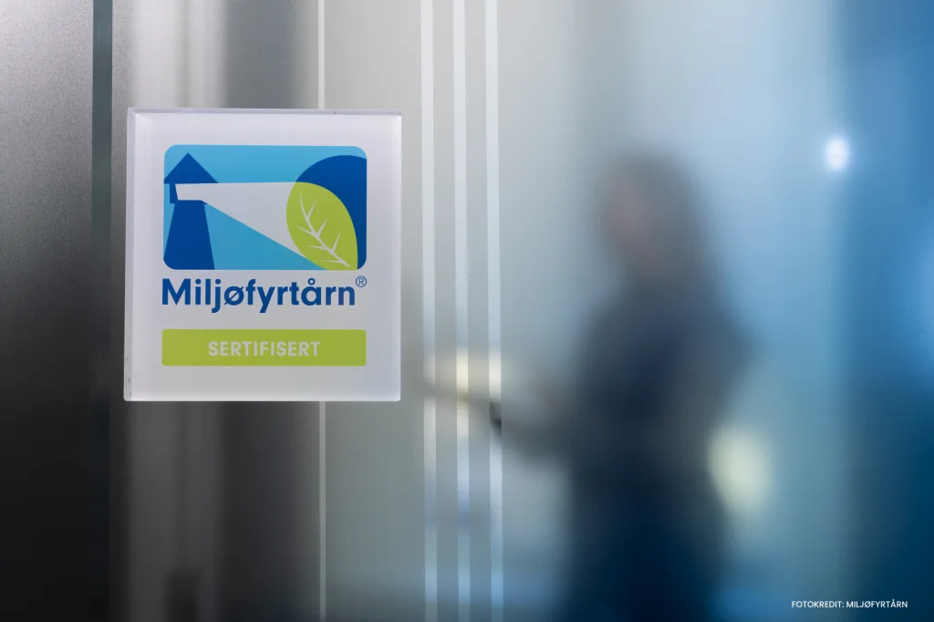 Bilde med plakat av Miljøfyrtårn